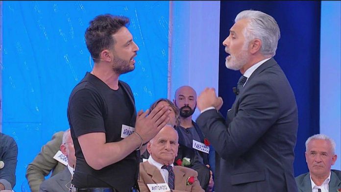 Uomini e donne, Armando contro Juan Luis: “Non prendere in giro Gemma”. Tina e Gianni non ci stanno | video Witty tv armando e michele faccia a faccia