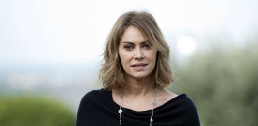 Elena Sofia Ricci: “Le serie tv iniziano troppo tardi, il pubblico merita più rispetto”. Sulla precarietà degli attori: “Il 90% degli attori fa molta fatica” – Intervista elena sofia ricci