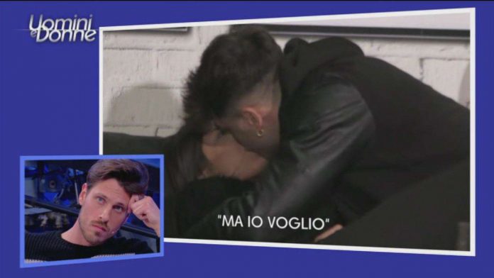 Giulia e Manuel si baciano | Video Uomini e Donne 24 aprile 2019 Giulia e Manuel si baciano a Uomini e Donne