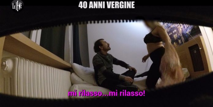 Le Iene, Simone Barbato vergine a 40 anni | video Mediaset Le Iene Simone Barbato vergine