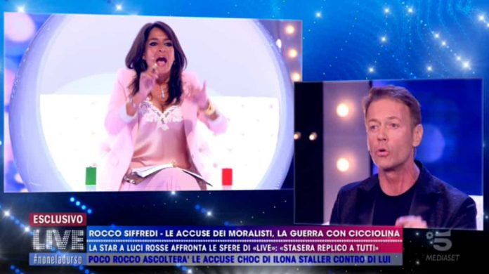 Aida Nizar ironizza su Rocco Siffredi a Live – Non è la D’Urso: “E’ telecomandato” | video Mediaset Aida Nizar imbarazza Rocco Siffredi a Live - Non è la D'Urso