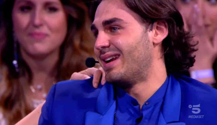 Amici 2019 Serale, sorpresona per Alberto Urso: il cantante finisce in lacrime | video Alberto Urso in lacrime ad Amici 2019 Serale