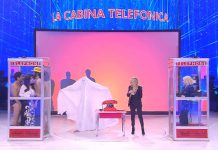 Amici 2019 Serale, Sabrina Ferilli in cabina telefonica con “Mark Caltagirone”: frecciatina di Maria De Filippi? | video Sabrina Ferilli in cabina telefonica ad Amici 2019 Serale
