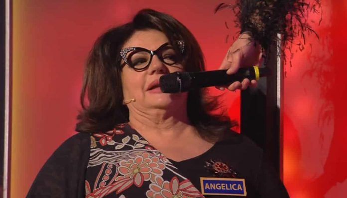 All together now, “buu” dei giudici per la giurata Angelica: Letizia criticata per la “panza” | video Mediaset Angelica Sepe tra i giudici di All together now