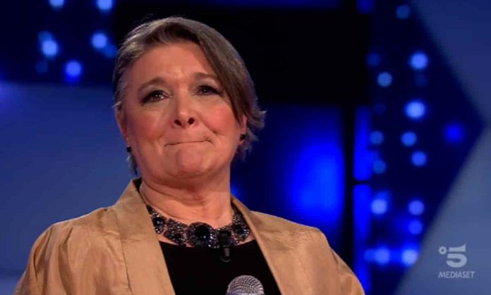 All Together Now, Augusta Procesi canta “La Vita” e commuove: la sua storia | video Mediaset Augusta Procese canta "La vita" ad All together now e commuove la giuria