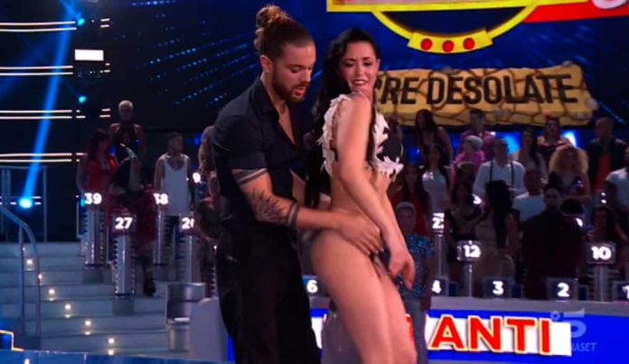 Ciao Darwin 2019, la sfilata di Claudia Ruggeri in versione “Moda Mare Umana” | video Mediaset La sfilata di Claudia Ruggeri nell'ultima puntata di Ciao Darwin 2019