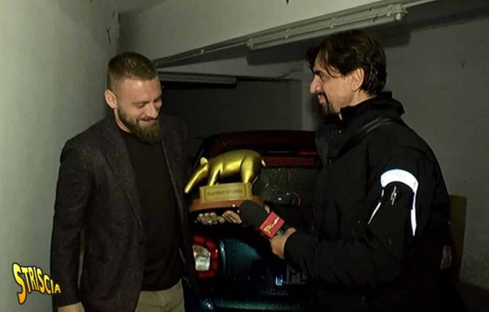 Daniele De Rossi via dalla Roma? Striscia la notizia consegna il tapiro | video Mediaset Daniele De Rossi riceve il Tapiro d'oro a Striscia la notizia