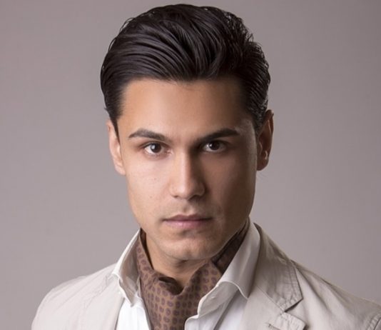 Intervista a Elvis Esposito, l’attore che ha lavorato per Elena Ferrante e Liberato | ESCLUSIVA L'attore Elvis Esposito