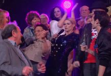 All together now, Fabio Rovazzi canta “Faccio quello che voglio” con Hunziker e J-Ax: poi una sorpresa | video Mediaset Fabio Rovazzi canta "Andiamo a comandare" con una signora del pubblico