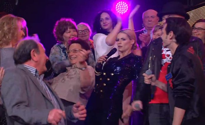 All together now, Fabio Rovazzi canta “Faccio quello che voglio” con Hunziker e J-Ax: poi una sorpresa | video Mediaset Fabio Rovazzi canta "Andiamo a comandare" con una signora del pubblico