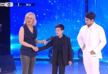 Amici, Maria De Filippi presenta il figlio di Veronica Peparini: “Sei più bravo di mamma?” | video