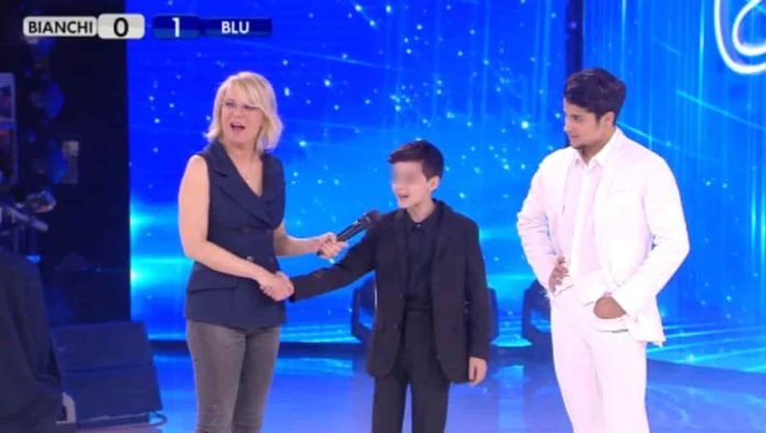 Amici, Maria De Filippi presenta il figlio di Veronica Peparini: “Sei più bravo di mamma?” | video
