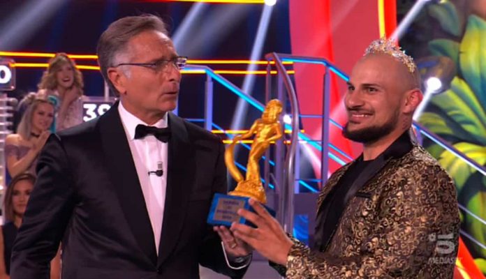 Ciao Darwin 2019, Filip Simaz dei Gay Pride vince il premio per il “Miglior look”: il suo discorso | video Mediaset Filip Simaz vince il premio per il miglior look a Ciao Darwin 2019