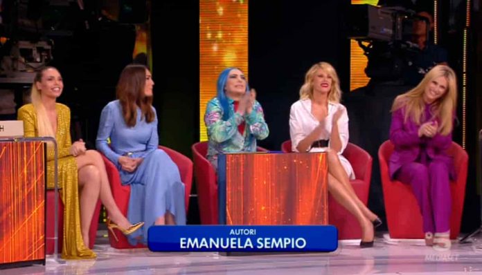 Amici 2019: l’inizio della finale con Maria De Filippi, la giuria speciale e Irama | video Mediaset La giuria speciale della finale di Amici 2019 Serale