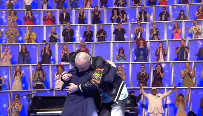 J-Ax canta “Tutto tua madre” a All together now e commuove i giudici | video Mediaset J-Ax canta "Tutto tuo madre" a All together now