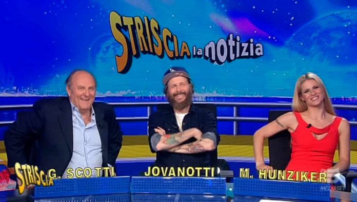 Striscia la notizia, a sorpresa Jovanotti affianca Gerry Scotti e Michelle Hunziker | video Jovanotti a Striscia la notizia con Gerry Scotti e Michelle Hunziker