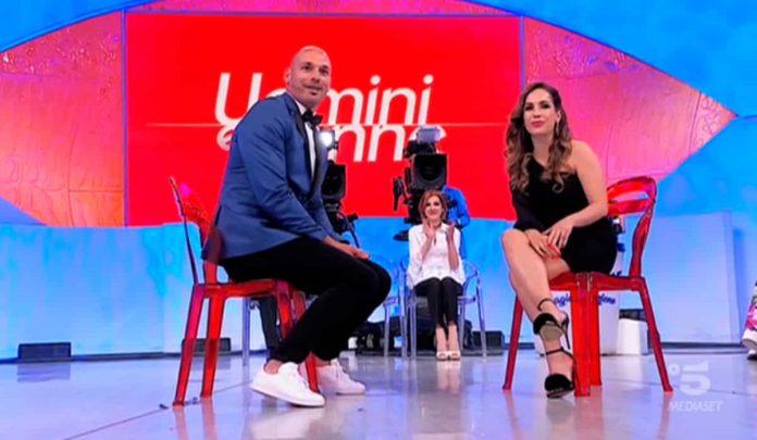 Uomini e donne, Lisa e Mauro presto sposi: l’annuncio nel Trono Over di oggi | video Lisa e Mauro a Uomini e donne annunciano che si sposeranno
