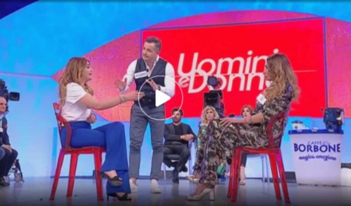 Uomini e donne, Ida e Riccardo sono d’accordo? Lite a tre con Roberta; la Platano non se ne va | video La lite a Uomini e donne tra Ida, Riccardo e Roberta