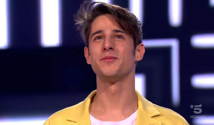 All together now: delirio nel muro per Matteo che canta in stile Jerry Lee Lewis | video Mediaset Matteo Bigazzi concorrente nella seconda puntata di All together now