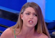 Uomini e donne, Andrea tartassato da Natalia e Muriel: “Sei un uomo senza p****” | video Natalia critica Andrea a Uomini e donne