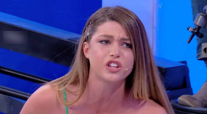 Uomini e donne, Andrea tartassato da Natalia e Muriel: “Sei un uomo senza p****” | video Natalia critica Andrea a Uomini e donne