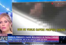 Paola Caruso, il presunto padre biologico parla a Live – Non è la D’Urso: “Vi denuncio” | video Mediaset Paola Caruso ascolta le parole del presunto padre biologico a Live - Non è la D'Urso