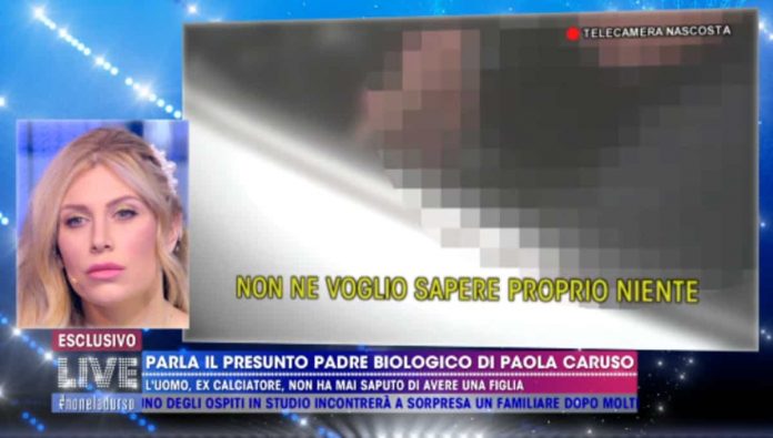 Paola Caruso, il presunto padre biologico parla a Live – Non è la D’Urso: “Vi denuncio” | video Mediaset Paola Caruso ascolta le parole del presunto padre biologico a Live - Non è la D'Urso