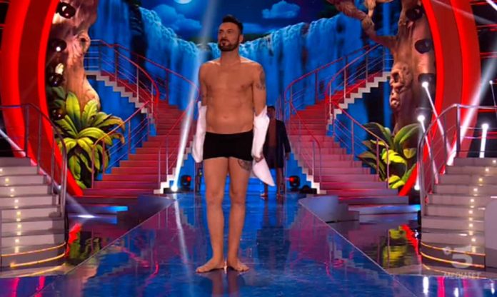 Ciao Darwin 2019, la sfilata di ieri sera con Sossio Aruta e Raffaello Tonon | video La sfilata di Sossio Aruta a Ciao Darwin 2019