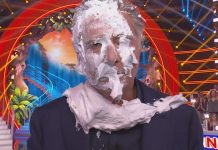 Luca Laurenti lancia una torta in faccia a Paolo Bonolis a Ciao Darwin 8 | Video Mediaset Ciao Darwin 8, la scena della Torta in faccia a Paolo Bonolis