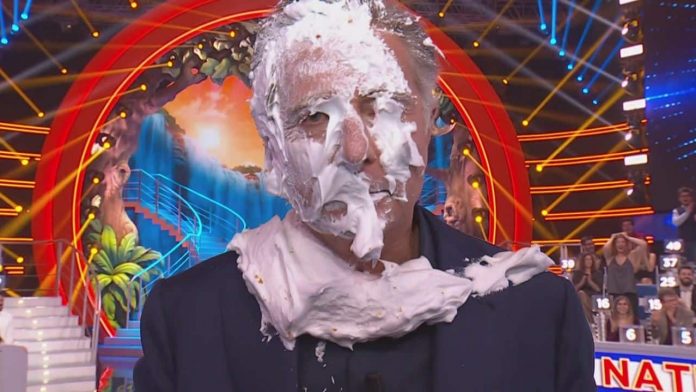 Luca Laurenti lancia una torta in faccia a Paolo Bonolis a Ciao Darwin 8 | Video Mediaset Ciao Darwin 8, la scena della Torta in faccia a Paolo Bonolis