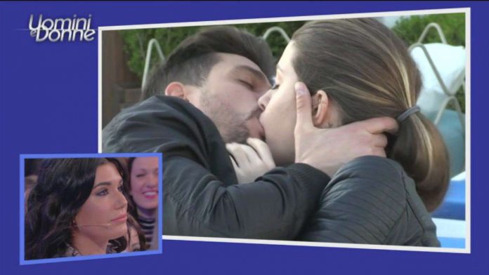 Uomini e Donne, trono classico: l’esterna di Andrea e Natalia con bacio | Video Mediaset L'esterna di Andrea e Natalia a Uomini e Donne