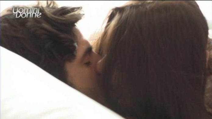 Uomini e Donne, trono classico: Angela Nasti bacia Luca Daffré | Video Mediaset Il bacio tra Angela e Luca a Uomini e Donne