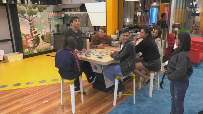 GF 16, Daniele nasconde il pupazzo di Serena e si accende la lite nella casa | Video Lite nella casa del GF 16: il video