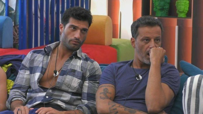 Grande Fratello 16, i concorrenti ricevono un richiamo ufficiale: il motivo | Video Un richiamo per i concorrenti del Grande Fratello 16