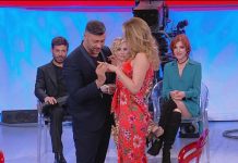 Uomini e Donne, trono over: Pamela riceve un anello da Stefano, ma poi arriva il colpo di scena | Video Pamela e Stefano, colpo di scena a Uomini e Donne