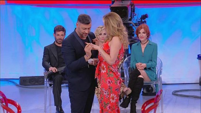 Uomini e Donne, trono over: Pamela riceve un anello da Stefano, ma poi arriva il colpo di scena | Video Pamela e Stefano, colpo di scena a Uomini e Donne