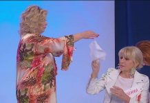 Uomini e Donne, trono over: Tina acceca Gemma, necessario l’intervento del dottore | Video Tina acceca Gemma a Uomini e Donne