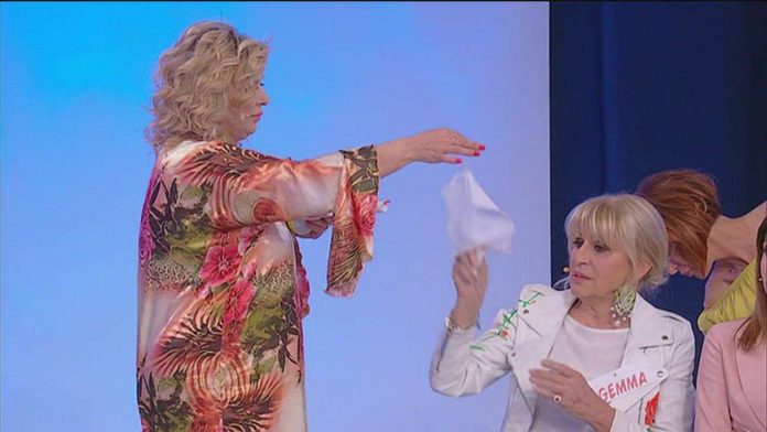 Uomini e Donne, trono over: Tina acceca Gemma, necessario l’intervento del dottore | Video Tina acceca Gemma a Uomini e Donne