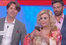 Uomini e Donne, trono over: una coppia smascherata da una segnalazione | Video Una segnalazione su Stefano e Simona a Uomini e Donne