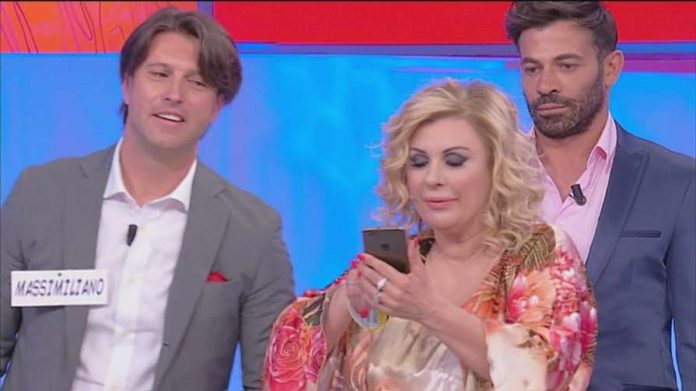 Uomini e Donne, trono over: una coppia smascherata da una segnalazione | Video Una segnalazione su Stefano e Simona a Uomini e Donne