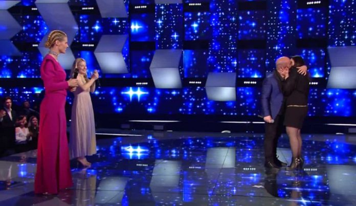 Carlo Paradisone, la proposta di matrimonio alla compagna Antonia ad All together now | video Mediaset Carlo Paradisone fa una proposta di matrimonio alla compagna ad All together now