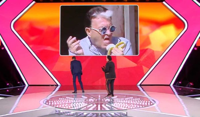 Cristiano Malgioglio commenta la gif della banana a La sai l’ultima?: “Mi si rompe e poi…” | video Mediaset Cristiano Malgioglio e la gif della banana a La sai l'ultima? - Digital edition