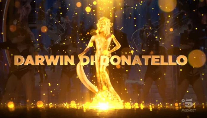 Ciao Darwin 2019, il “Personaggio dell’Anno” e tutti i vincitori dei “Darwin di Donatello” | video Mediaset La statuetta dei "Darwin di Donatello" targati Ciao Darwin 2019