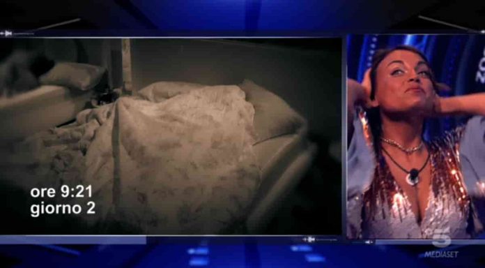 Grande Fratello 16, Gennaro e Francesca “hot” sotto le lenzuola? La reazione dei due alle immagini | video Mediaset Francesca De André e Gennaro Lillio insieme sotto le lenzuola al Gf 16