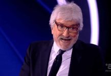 Gigi Proietti mancata sepoltura: niente posto a Roma, andrà al Verano | Video Mediaset Gigi Proietti racconta la barzelletta del cameriere a La sai l'ultima? - Digital edition