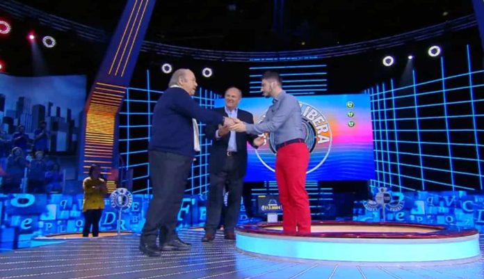 Caduta Libera, sorpresa per il campione Nicolò: in studio arriva Lino Banfi | video Mediaset La stretta di mano tra il campione di Caduta Libera Nicolò e Lino Banfi