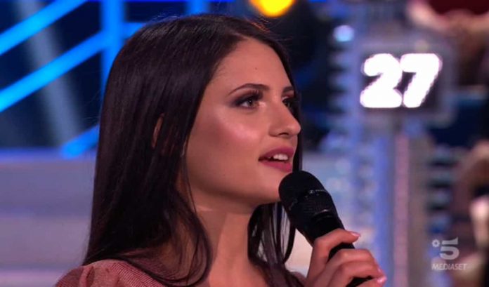 Martina Fusco trionfa a Ciao Darwin 8: la modella di Napoli vincitrice della “Coppa Onan” | video Mediaset