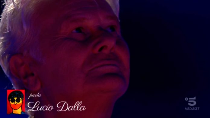 Lucio Dalla “parla” a All together now e l’esibizione di Ron commuove tutti | video Mediaset Ron canta "Almeno pensami" a All together now mentre "parla" Lucio Dalla