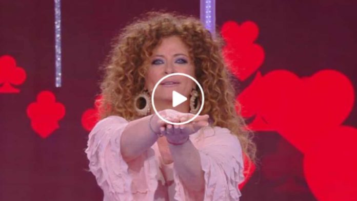 La sai l’ultima?, Valentina Persia diverte tutti con la barzelletta dell’ammiraglio Nelson | video Mediaset