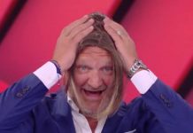 Andrea Pucci torna a La sai l’ultima? con la barzelletta su Mediaset e Silvio Berlusconi | video Andrea Pucci a La sai l'ultima? con finti capelli lunghi